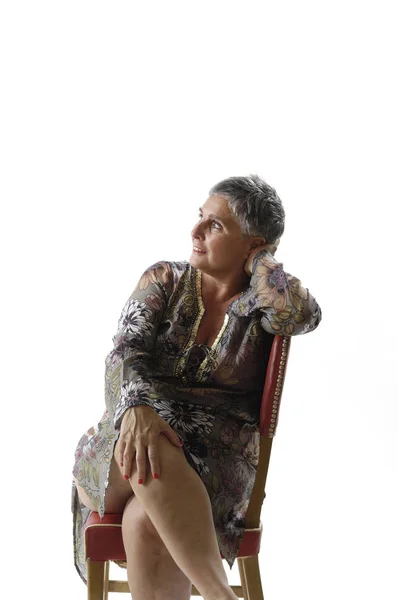 Портрет пожилой женщины, сидящей с короткими волосами — стоковое фото