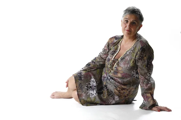 Retrato de uma mulher idosa sentada no chão — Fotografia de Stock