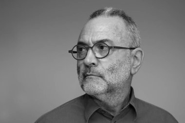 Orta yaşlı adam mavi gömlek ve gözlük