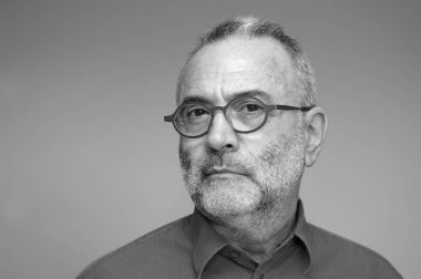 Orta yaşlı adam mavi gömlek ve gözlük