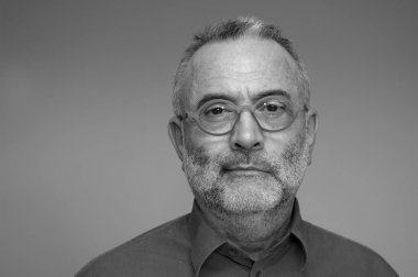 Orta yaşlı adam mavi gömlek ve gözlük