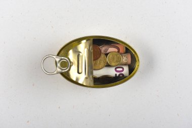 bir teneke kutuya birikmiş param