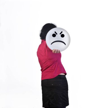 bir tabak tutan bir can sıkıcı kadın