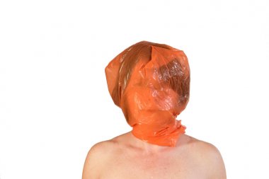 bir plastik torba başında kadınla
