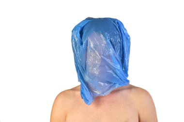 bir plastik torba başında kadınla