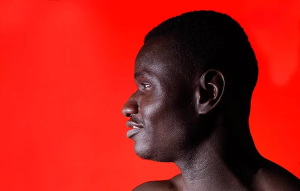 Africano uomo su rosso — Foto Stock