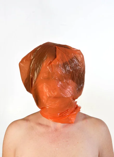 Egy műanyag zacskót a fejét a nő — Stock Fotó