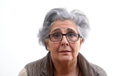 Beyaz arka plan üzerinde üst düzey bir kadını portresi