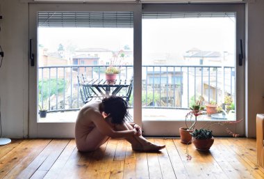 Onun evinde bir üzgün kadın çıplak