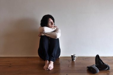 üzgün bir kadın evinin yerdeki