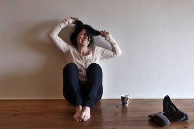 Kadın saçını çekiyor.