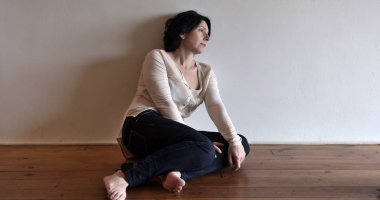 üzgün bir kadın evinin yerdeki