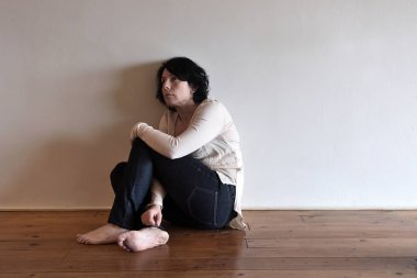 üzgün bir kadın evinin yerdeki