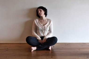 üzgün bir kadın evinin yerdeki