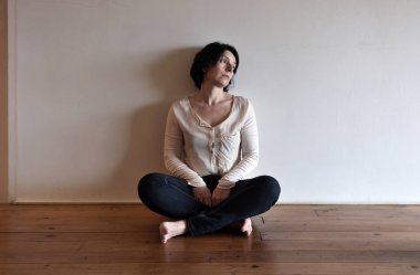 üzgün bir kadın evinin yerdeki