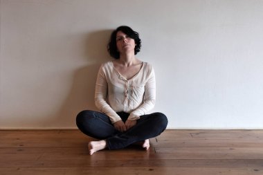 üzgün bir kadın evinin yerdeki