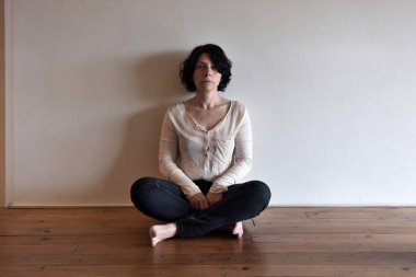 üzgün bir kadın evinin yerdeki