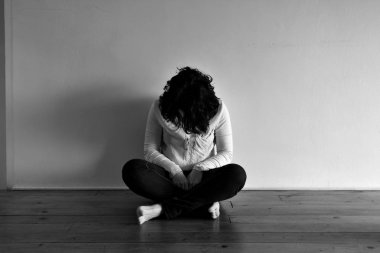 üzgün bir kadın evinin yerdeki