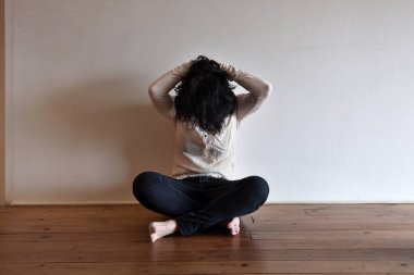 üzgün bir kadın evinin yerdeki