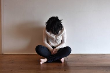 üzgün bir kadın evinin yerdeki