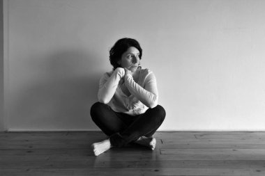 üzgün bir kadın evinin yerdeki