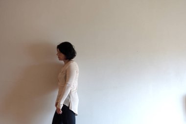 üzücü bir kadın ayakta ve duvara çarptı