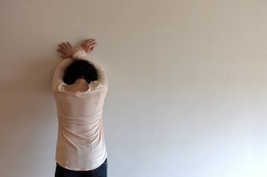 Bir duvarın önünde arkadan kadın