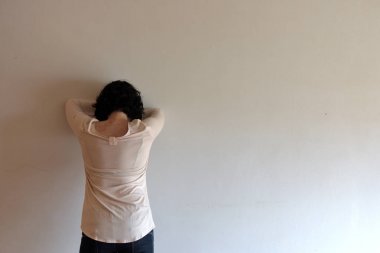 Bir duvarın önünde arkadan kadın