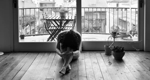 Smutná Žena nahá v jejím domě — Stock fotografie