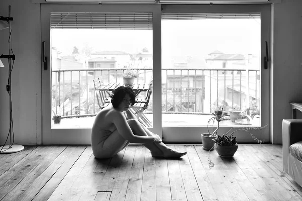 Una mujer triste desnuda en su casa —  Fotos de Stock