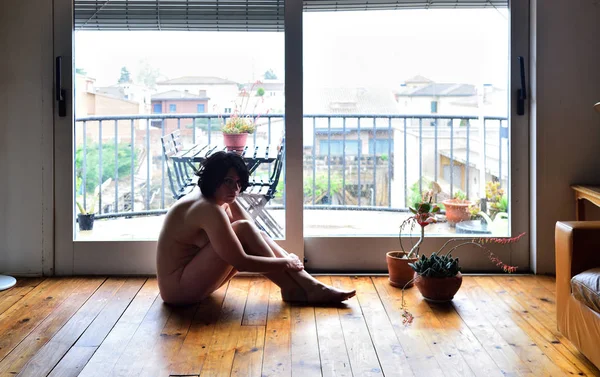 Una mujer triste desnuda en su casa —  Fotos de Stock