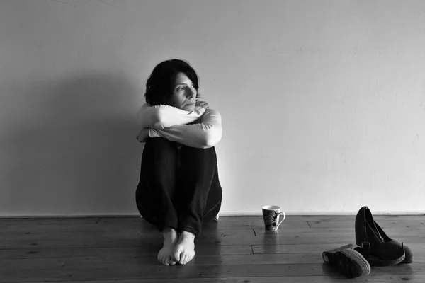 Smutna kobieta na piętrze domu — Zdjęcie stockowe
