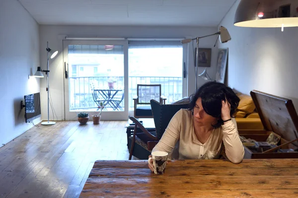 endişeli kadın evde