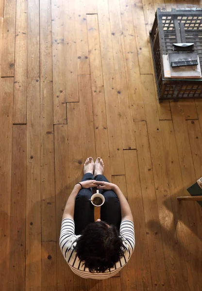Жінка сидить на дерев'яній підлозі — стокове фото