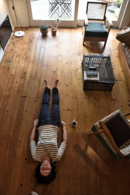 bir kadın evinin yerde yatarken