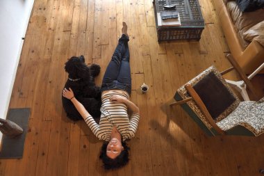 bir kadın evinin yerde yatarken