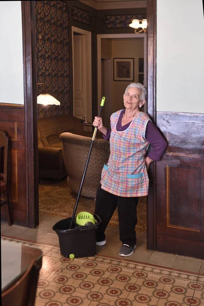 Starsza kobieta z mopem Dokonywanie piętra domu — Zdjęcie stockowe