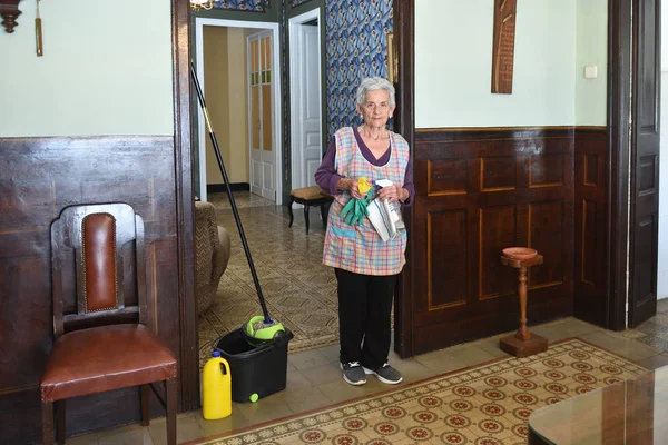 Retrato de una anciana que va a hacer la limpieza en casa —  Fotos de Stock