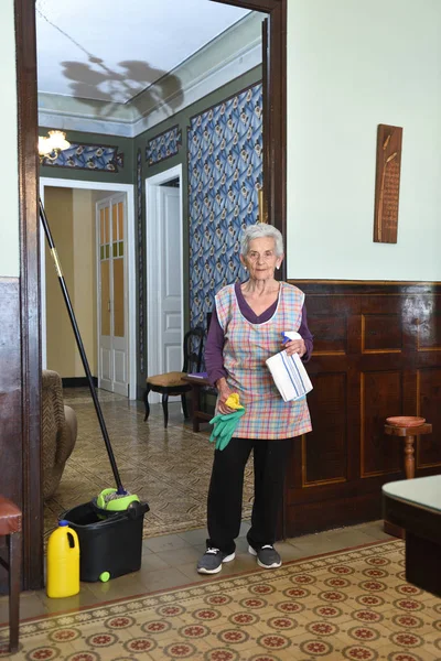 Retrato de uma mulher idosa que vai fazer a limpeza em casa — Fotografia de Stock