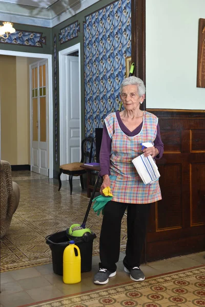 Retrato de uma mulher idosa que vai fazer a limpeza em casa — Fotografia de Stock