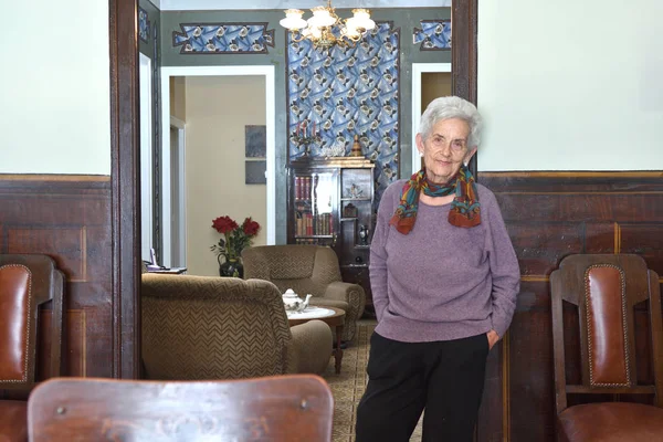 Retrato de una mujer mayor en casa —  Fotos de Stock