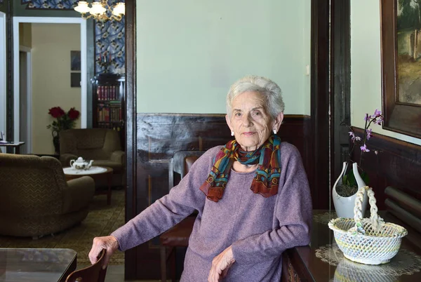 Portret starszej kobiety w domu — Zdjęcie stockowe