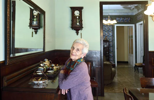 Retrato de uma mulher idosa em casa — Fotografia de Stock