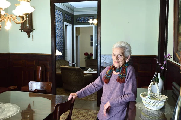Πορτραίτο ηλικιωμένης γυναίκας στο σπίτι — Φωτογραφία Αρχείου