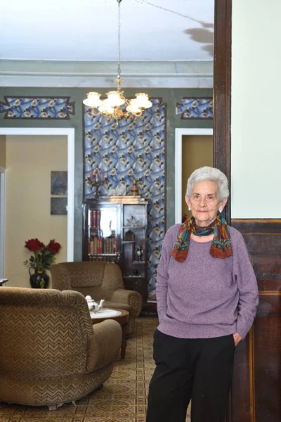 Retrato de uma mulher idosa em casa — Fotografia de Stock