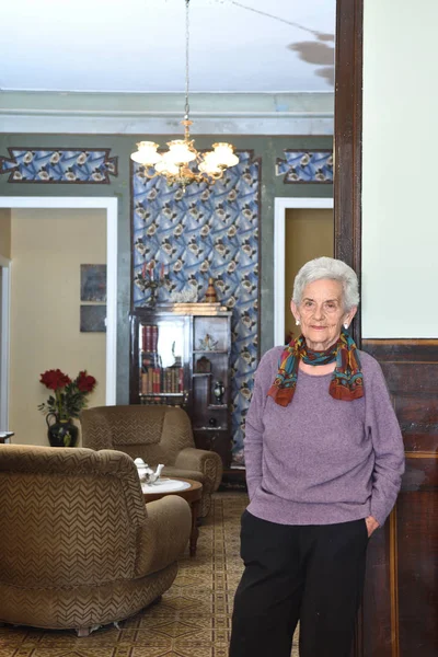 Retrato de uma mulher idosa em casa — Fotografia de Stock