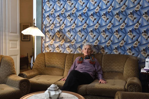 Retrato de una mujer mayor en casa —  Fotos de Stock