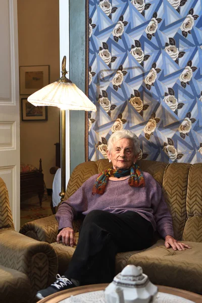 Potret seorang wanita tua di rumah — Stok Foto