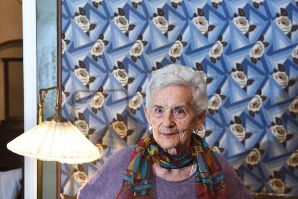 Retrato de mulher idosa em casa — Fotografia de Stock