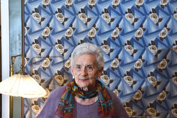 Portret van oudere vrouw thuis — Stockfoto